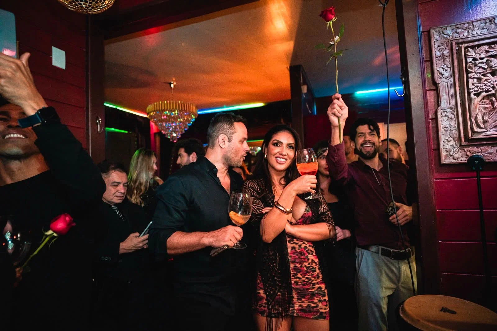 Brinde com rosa durante uma celebração no Cabaret Le Luxe