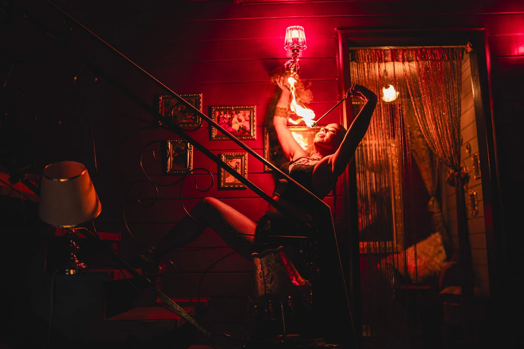 Performance artística com fogo no Cabaret Le Luxe
