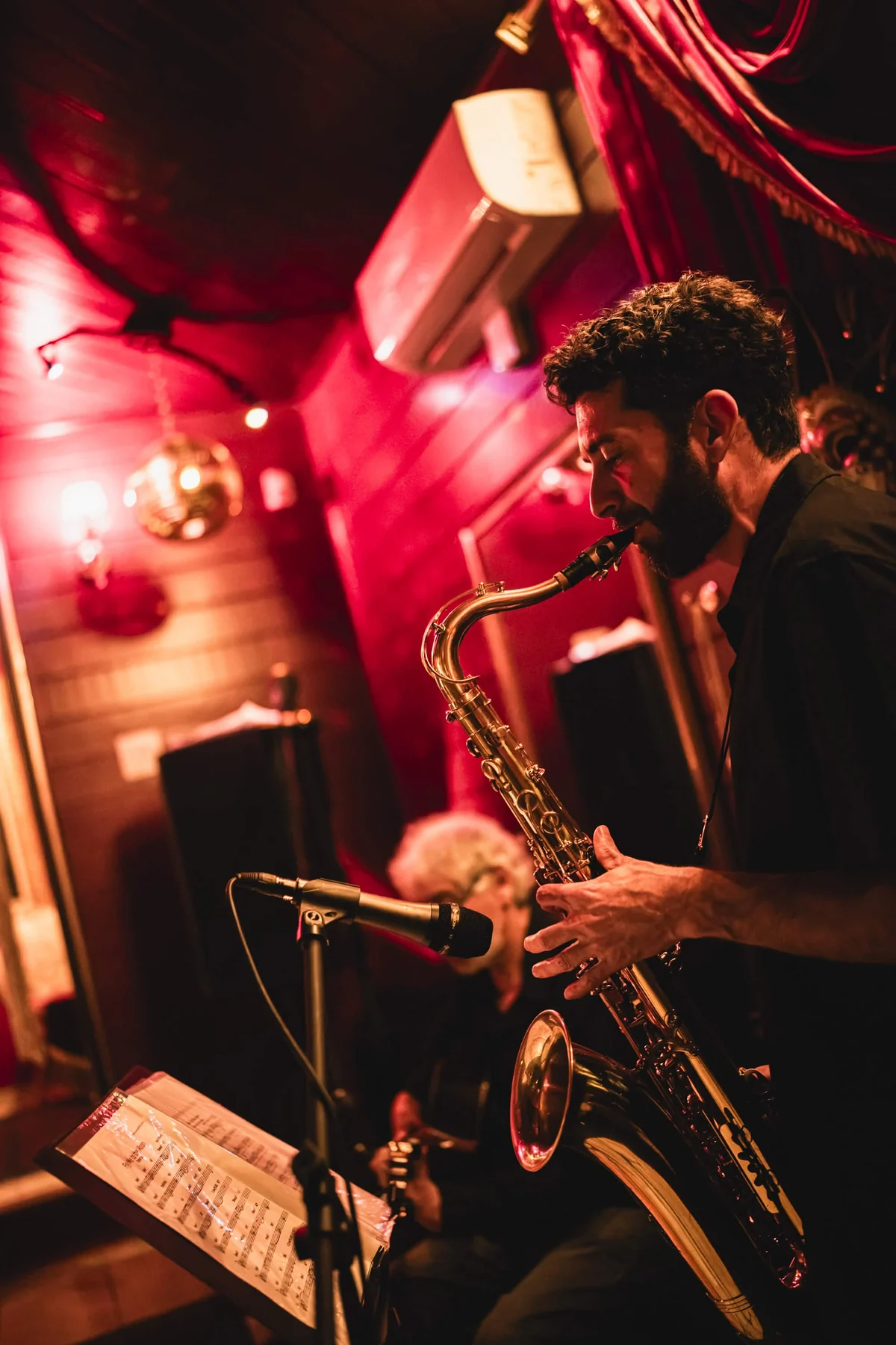 Música ao vivo com saxofone no Cabaret Le Luxe