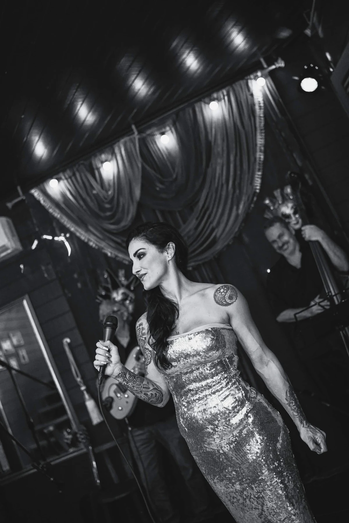 Cantora em apresentação no palco do Cabaret Le Luxe