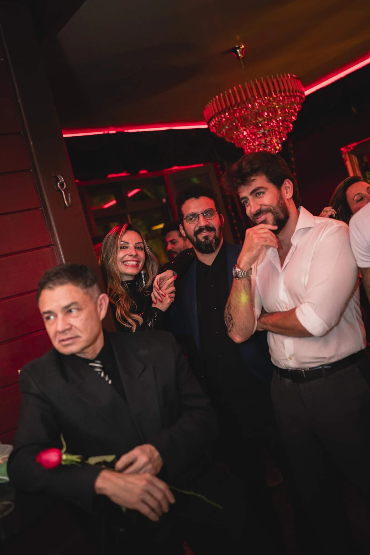 Convidados reunidos em uma noite no Cabaret Le Luxe