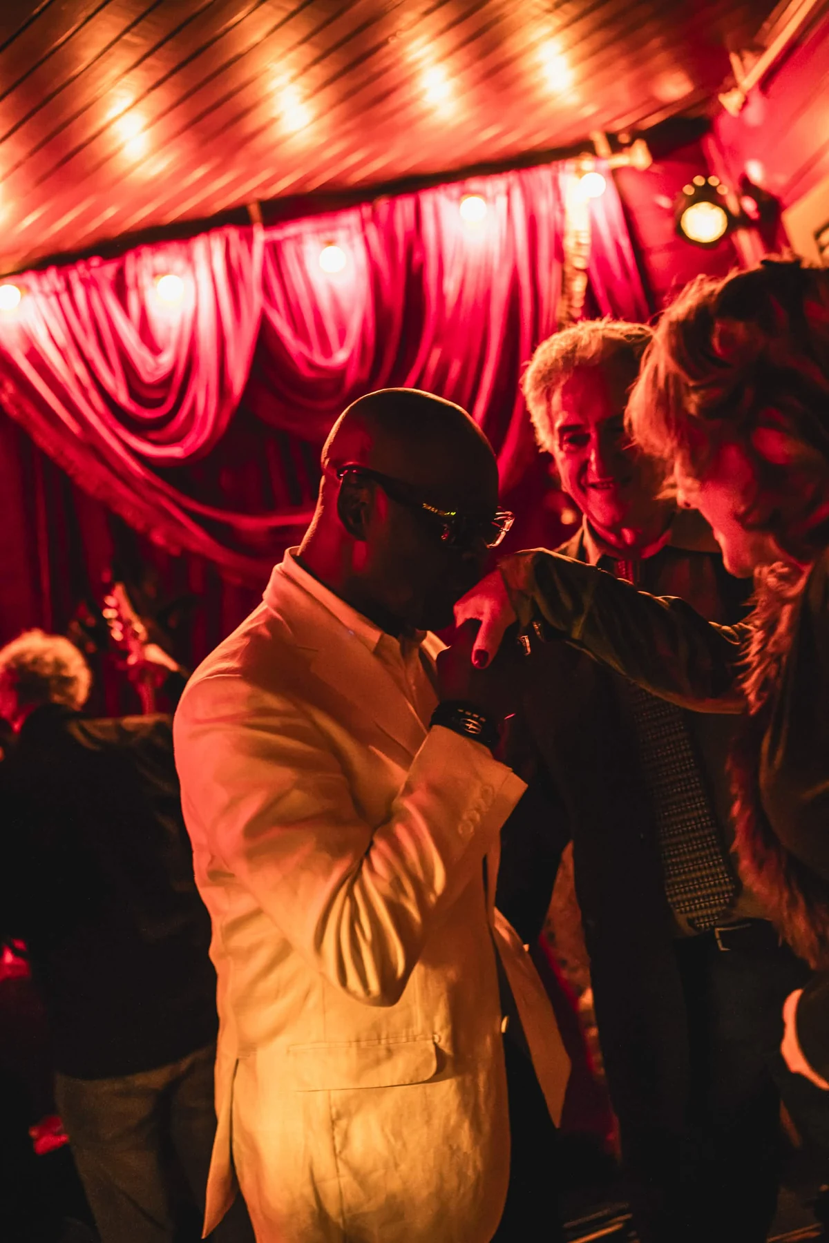 Encontro entre performers no Cabaret Le Luxe