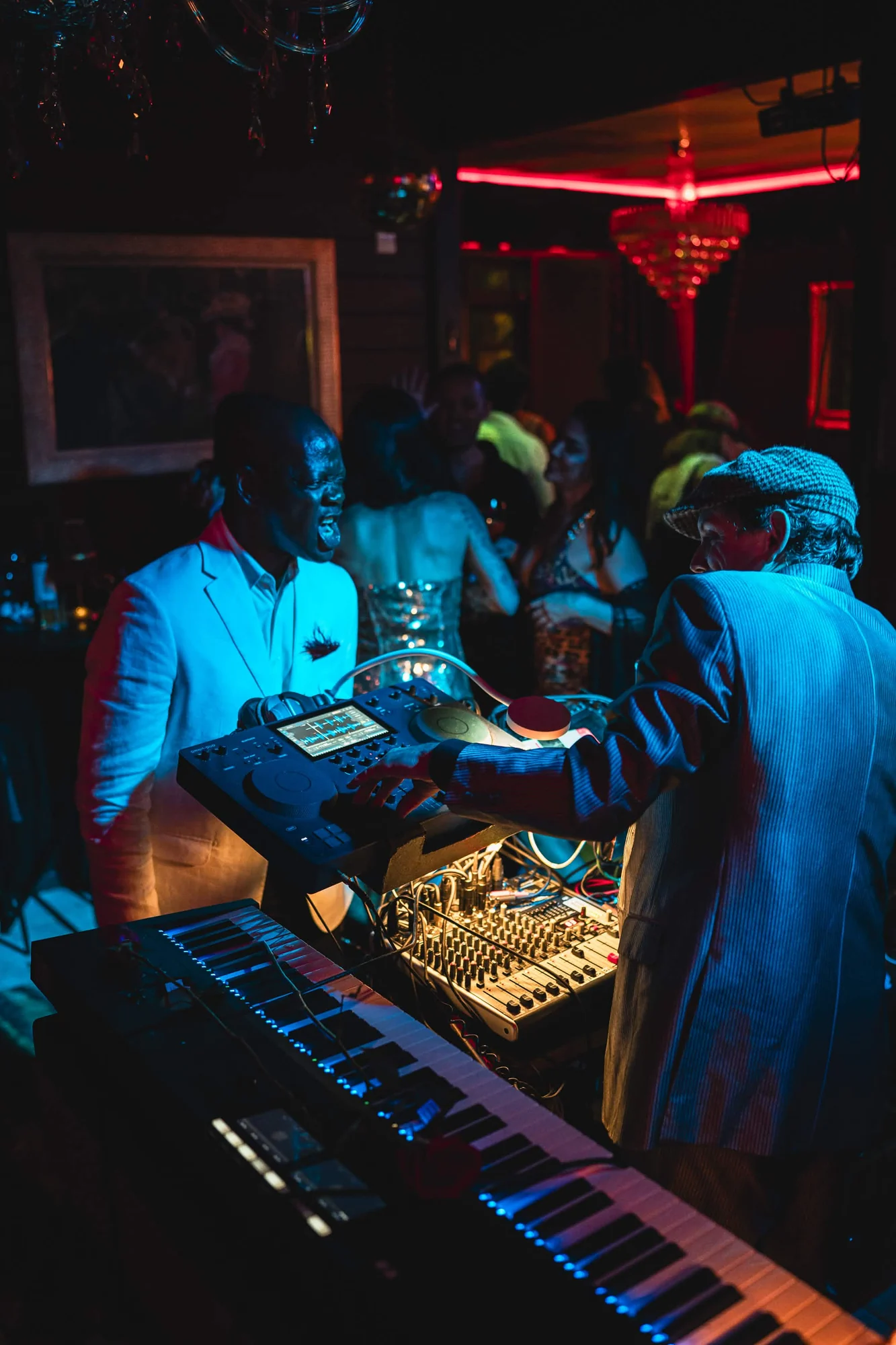 Música ao vivo e convidados em uma noite no Cabaret Le Luxe