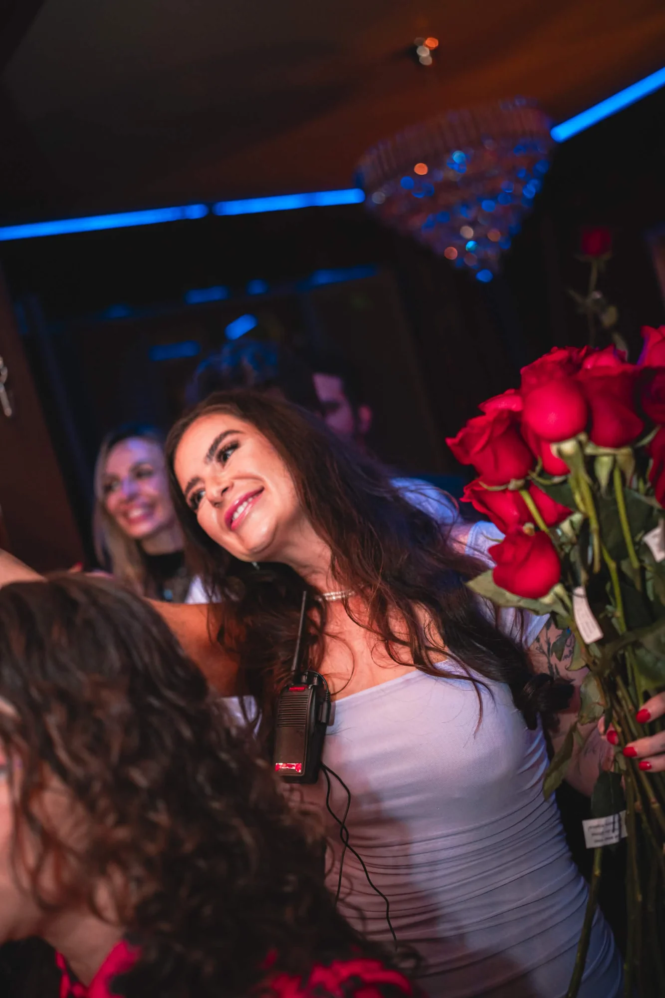 Convidada recebendo flores durante uma celebração no Cabaret Le Luxe