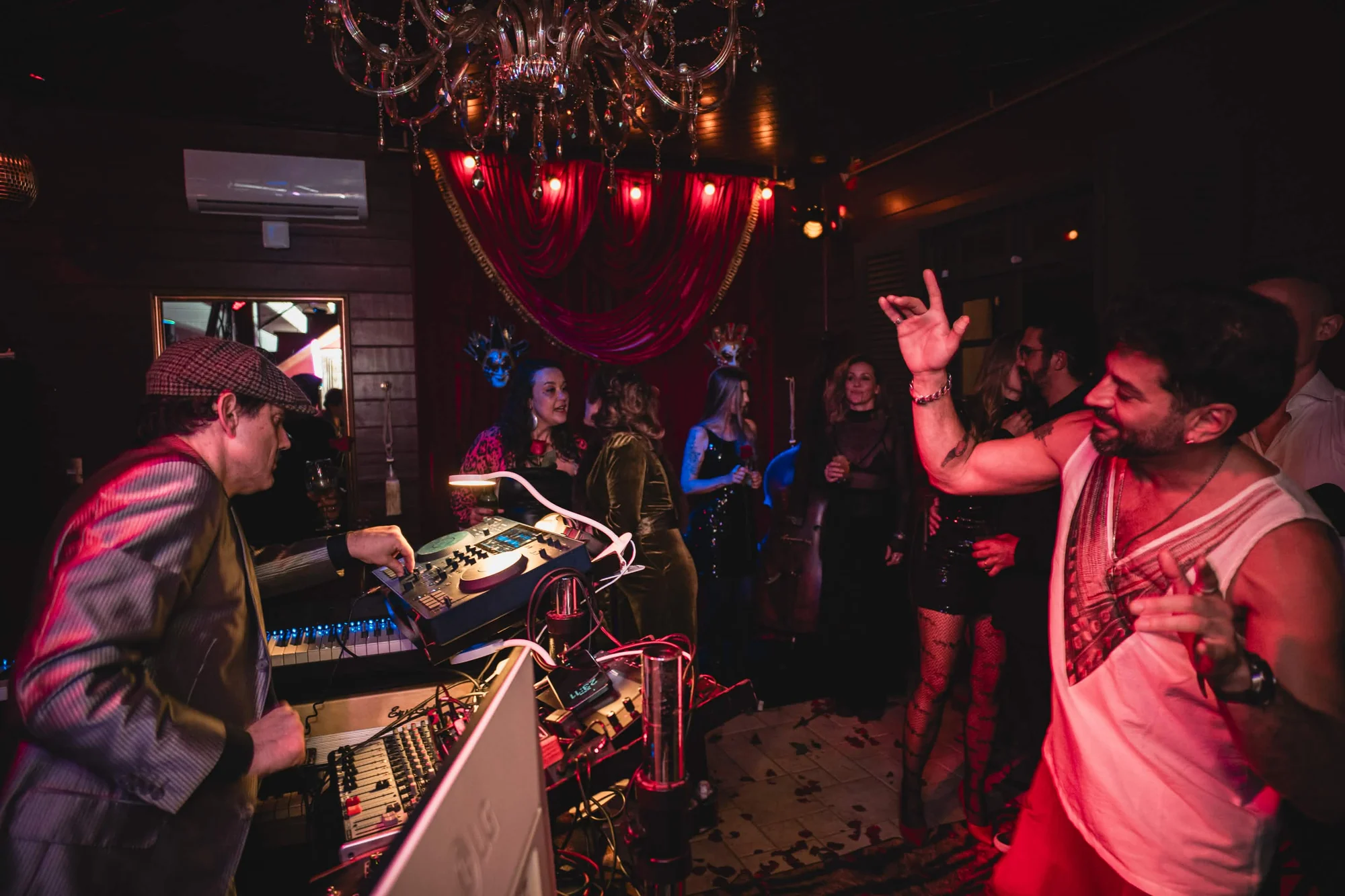 Pista, música e convidados durante uma experiência no Cabaret Le Luxe