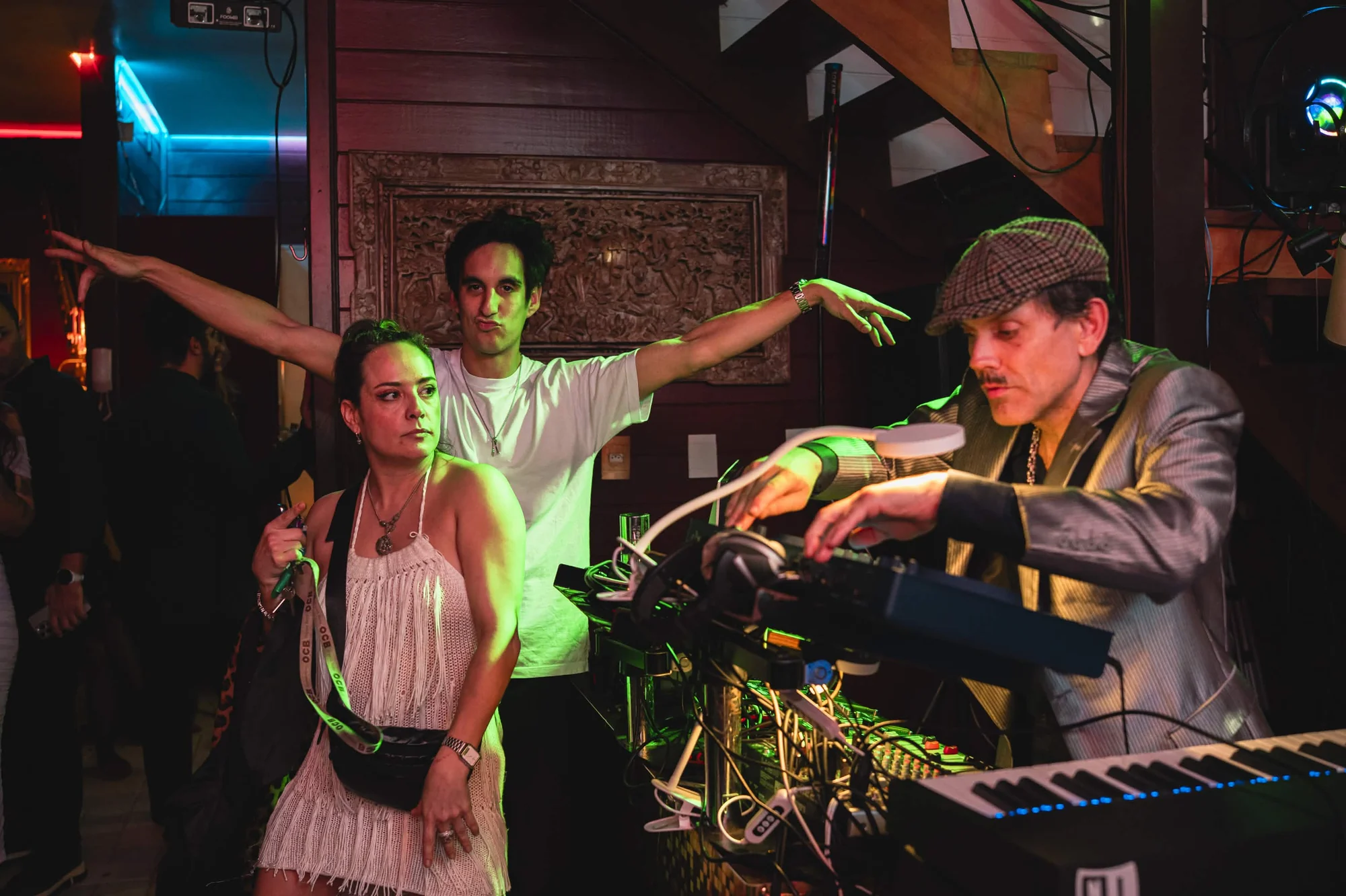 Convidados reunidos ao redor da música no Cabaret Le Luxe