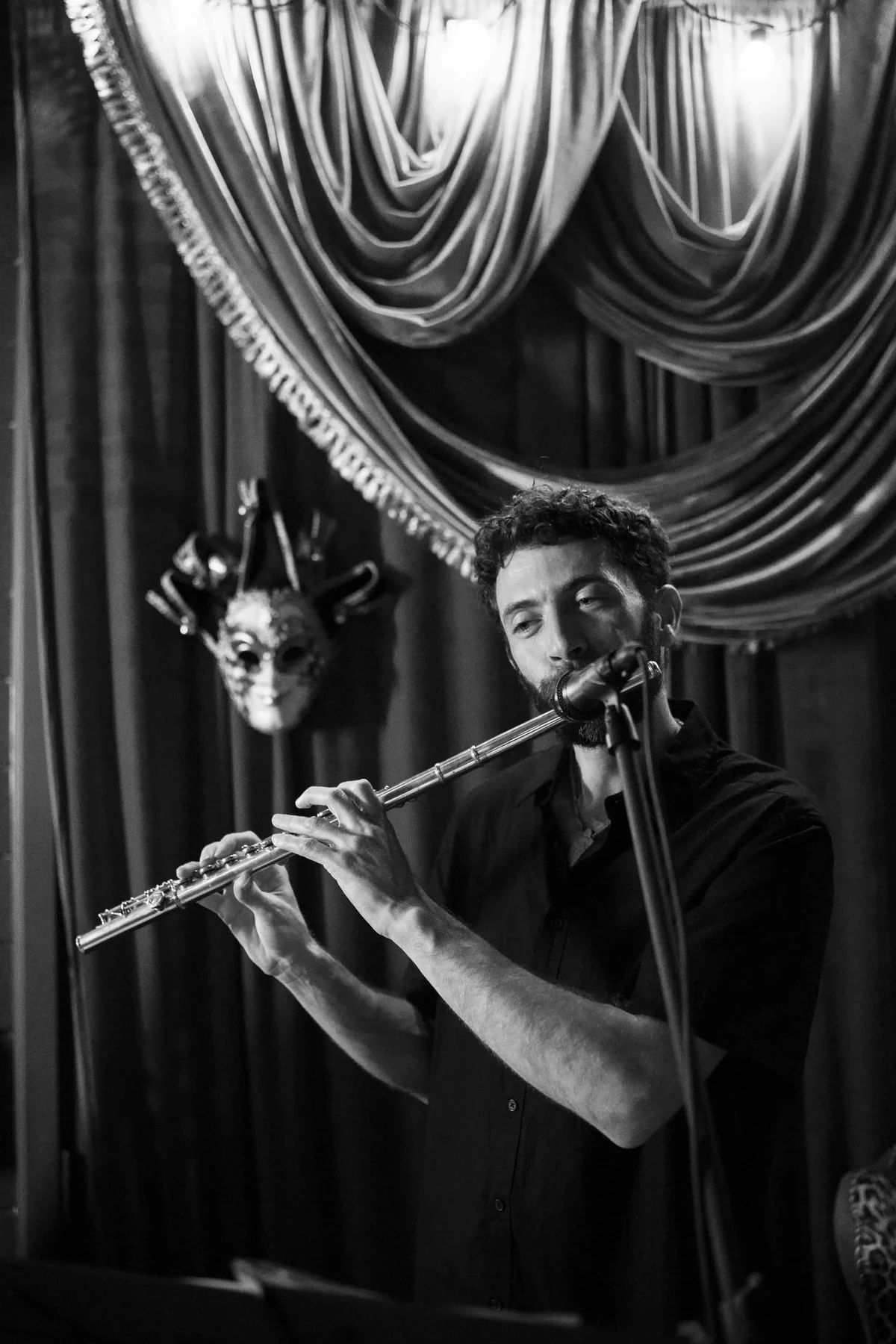Músico tocando flauta no Cabaret Le Luxe