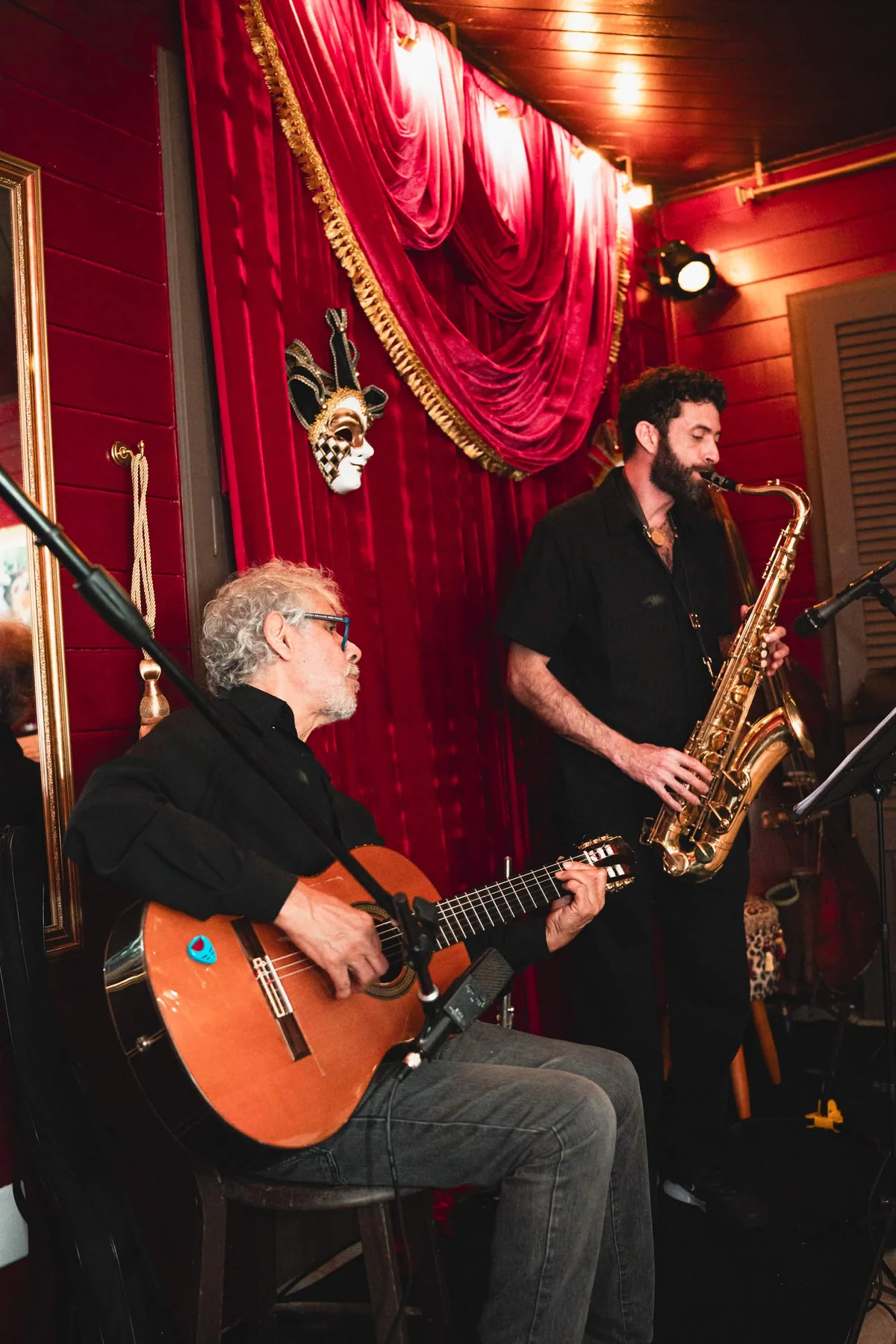 Música ao vivo com violão e saxofone no Cabaret Le Luxe