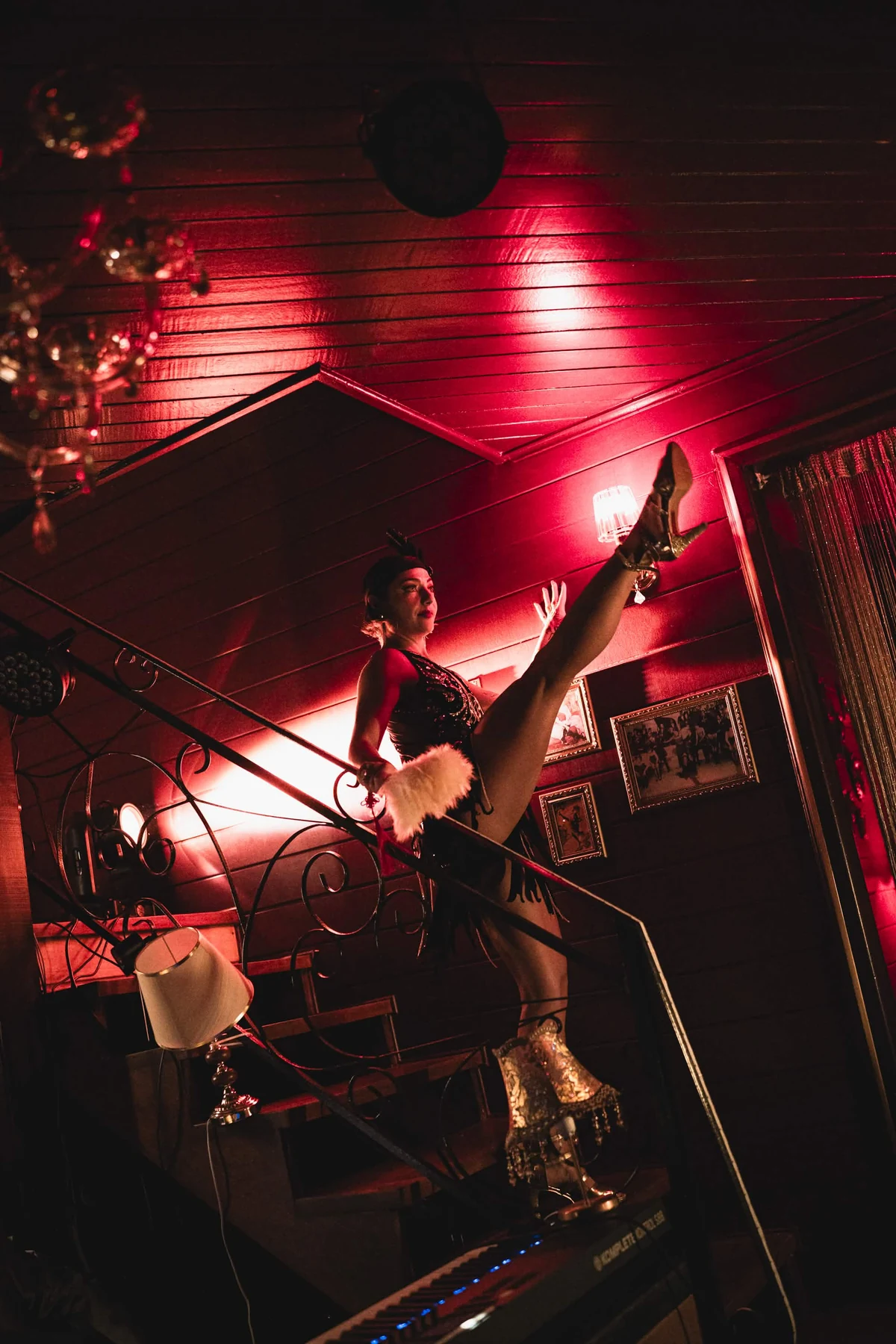 Performance de dança na escada do Cabaret Le Luxe