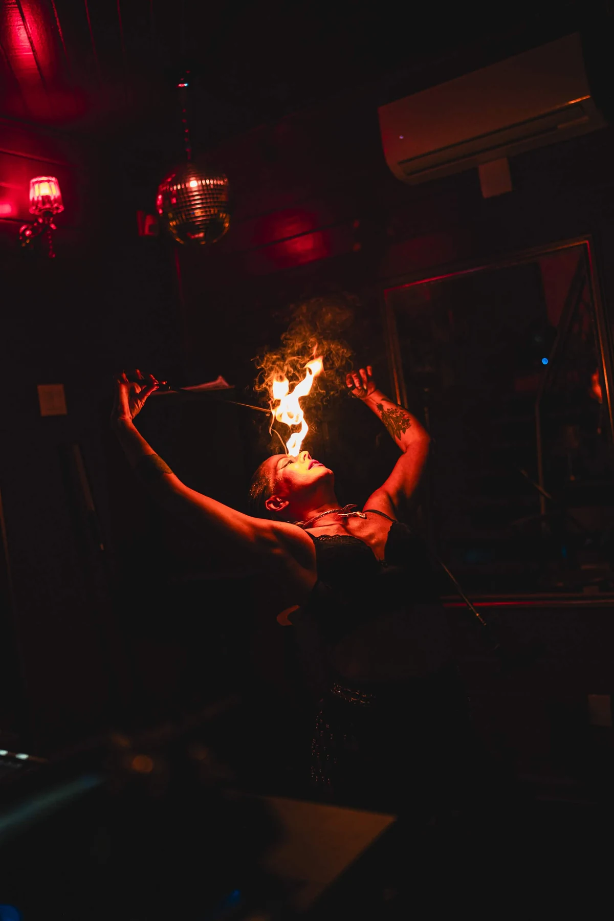 Artista em performance com fogo no Cabaret Le Luxe