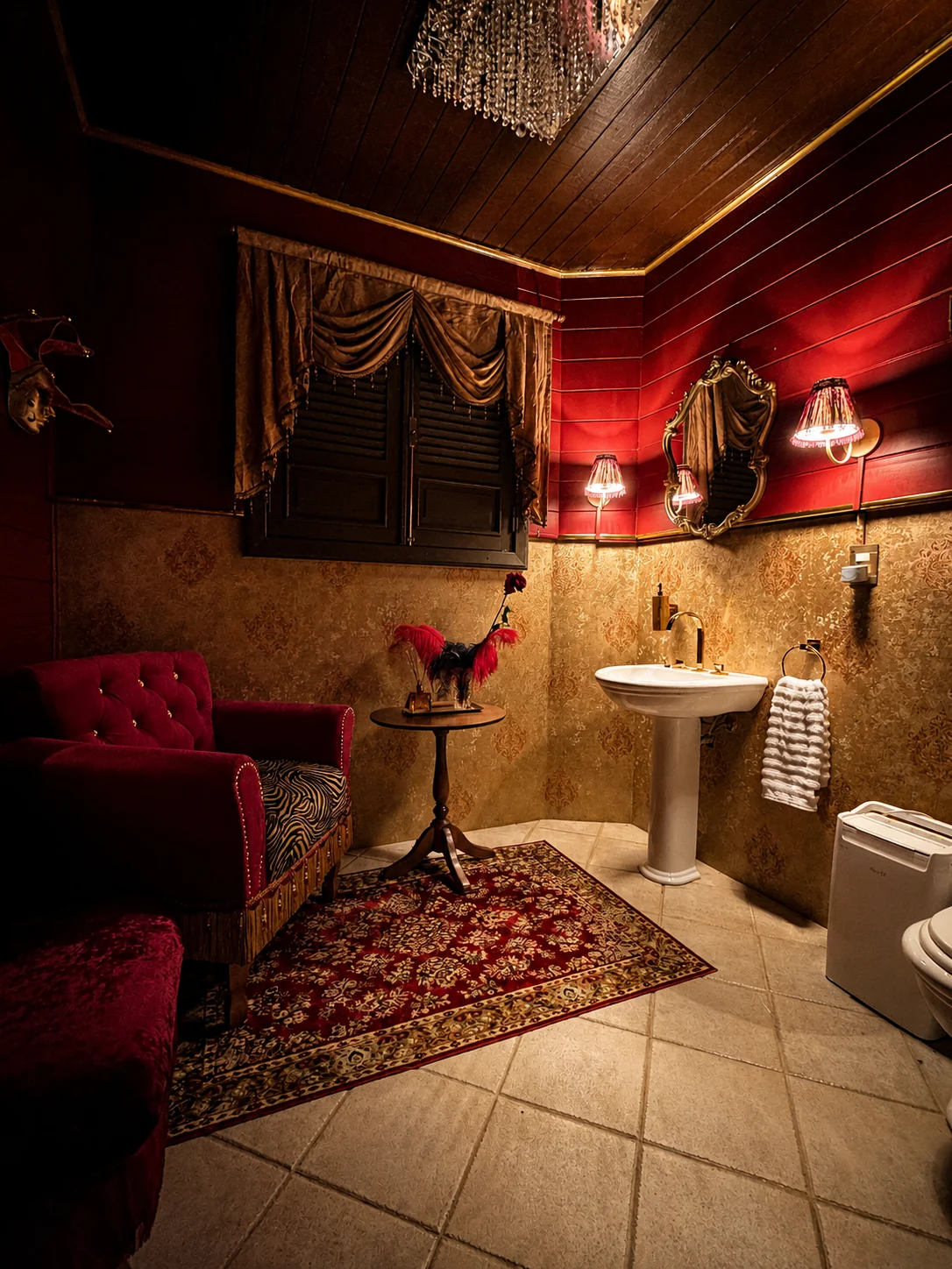 Lavabo ÂMELUXE com paredes vinho, dourado, veludo e animal print