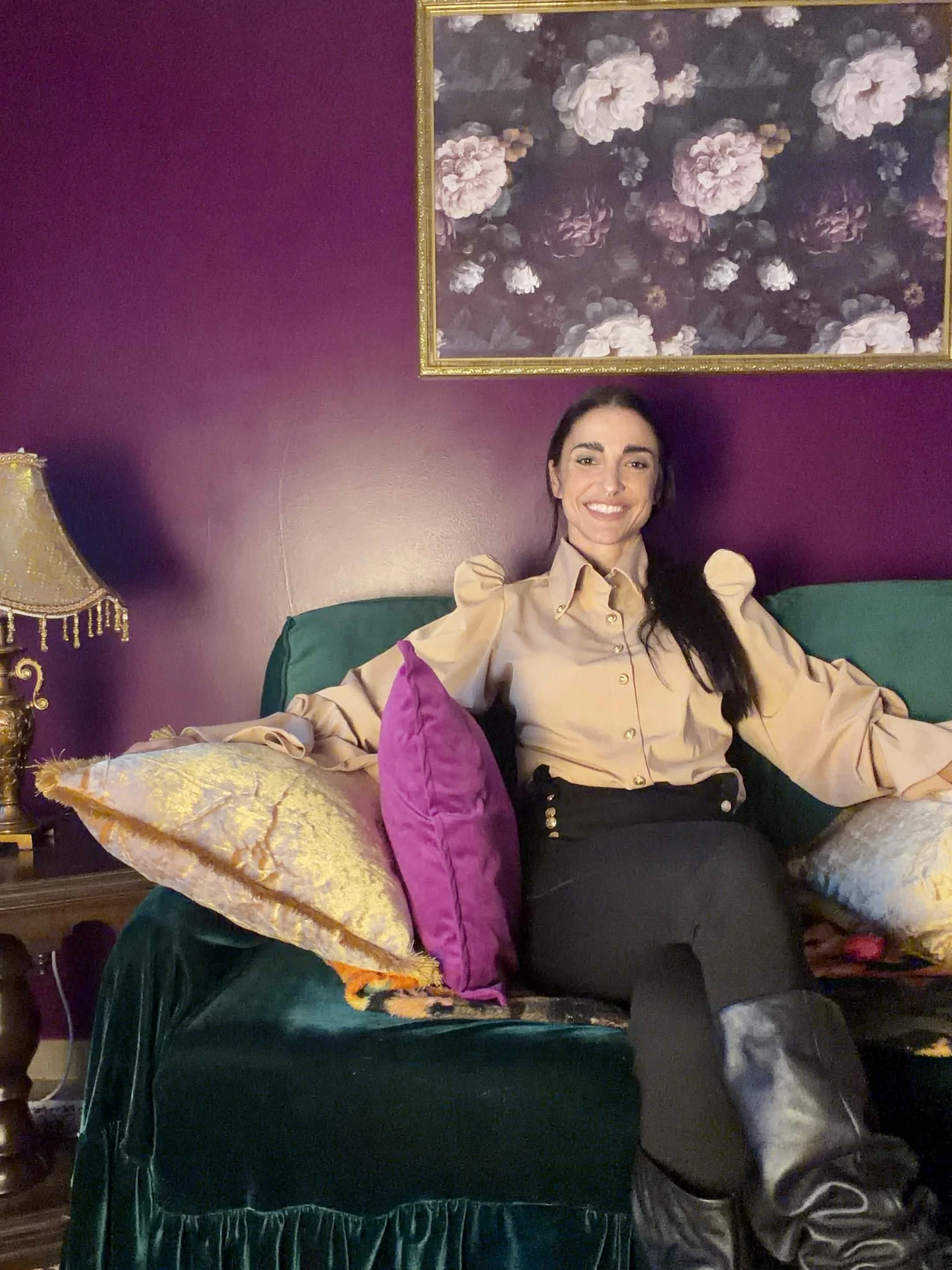 Aline em um interior ÂMELUXE com veludo, tons de vinho, dourado e arte floral