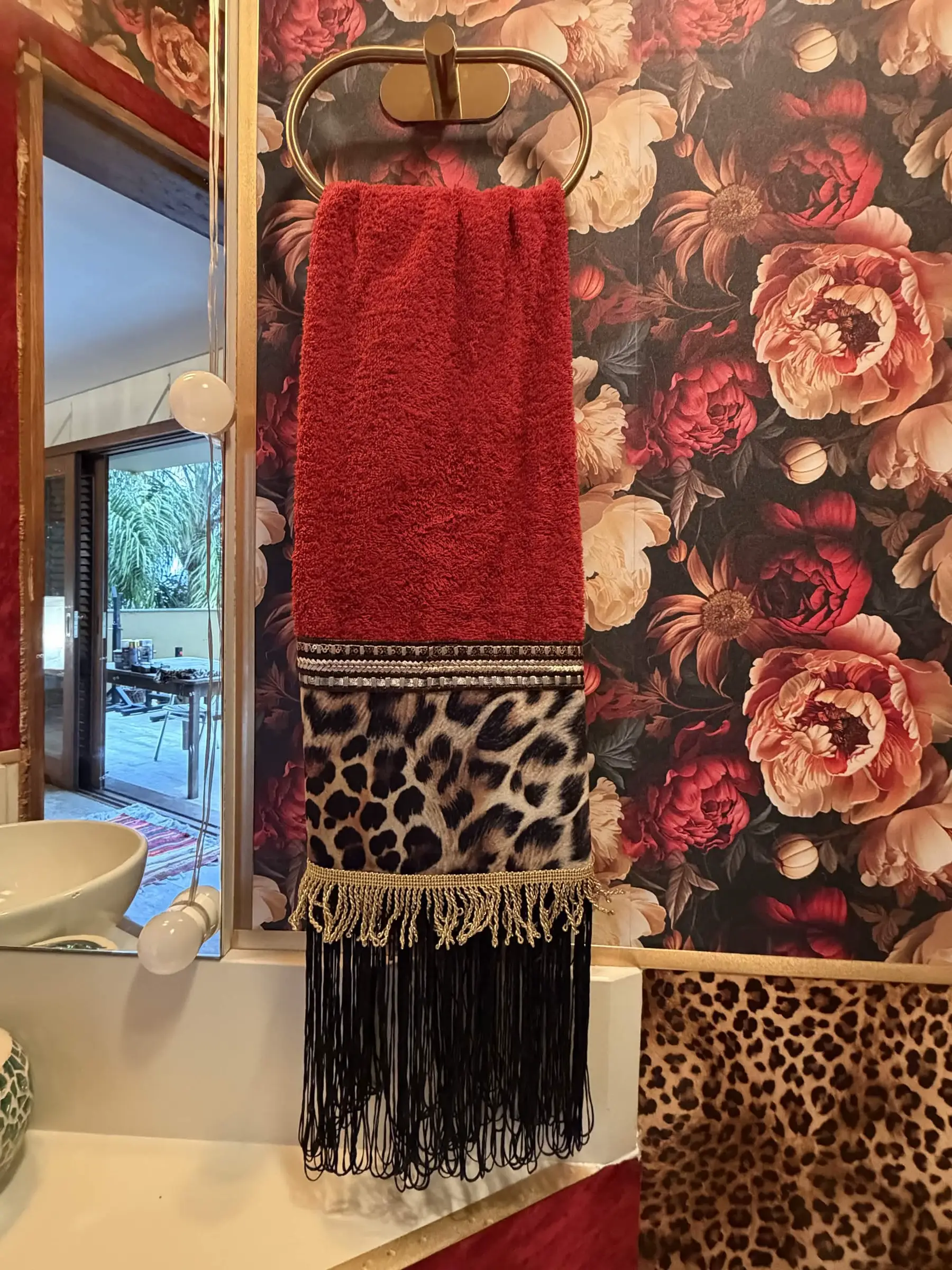Peça autoral com floral escuro, franja e detalhes elegantes.